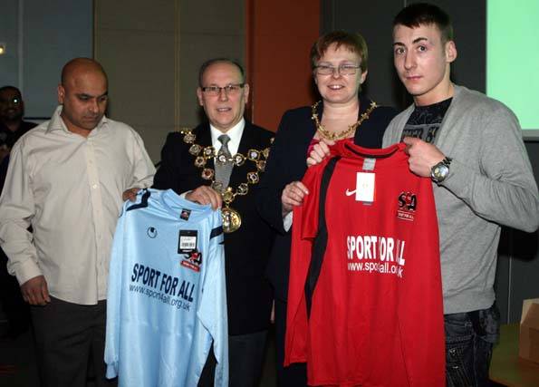 Representatives of Roca Juniors recieve their new kit from the Mayor and Mayoress