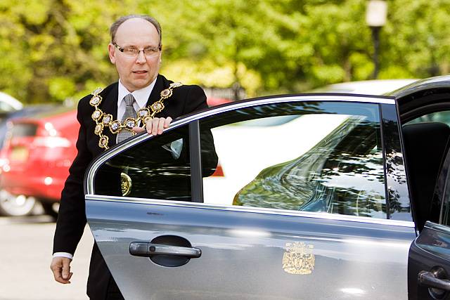 Mayor Swift arrives at The Crimble