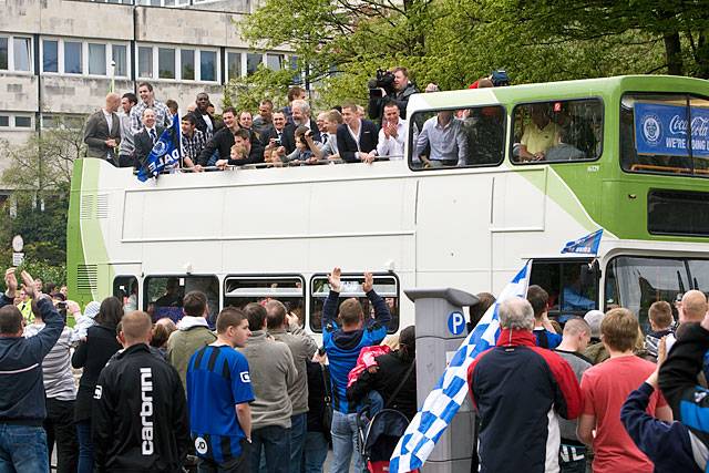 The Dale open top bus arrives in the town centre