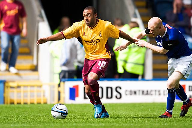 Rochdale 1 - 1 Bradford<br />
Jason Kennedy trails