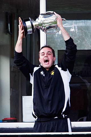 Milnrow v Unsworth<br />
Wood Cup Final<br />
Milnrow Captain Paul Winrow holds the Wood Cup aloft