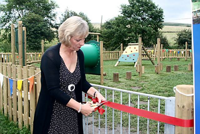 Councillor Mills cutting the ribbon