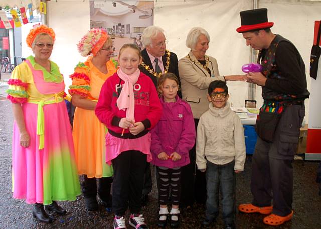 Mayor of Rochdale, Councillor Alan Godson and Mayoress of Rochdale, Gillian Brown help to celebrate World Mental Health Day