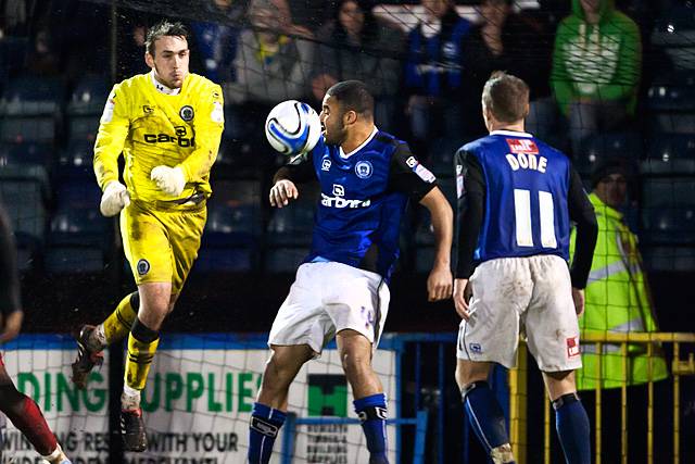 Rochdale 1 - 1 Leyton Orient<br \>Josh Lillis punches clear