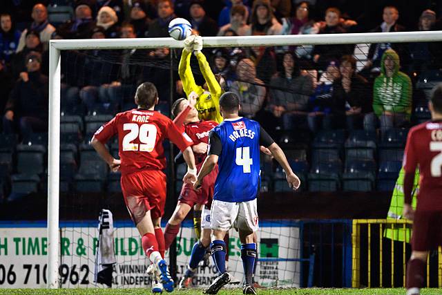 Rochdale 1 - 1 Leyton Orient<br \>Josh Lillis tips over