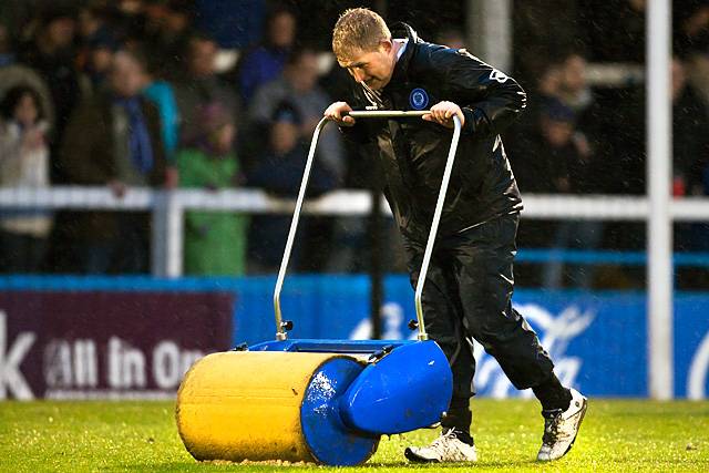 Rochdale 1 - 1 Leyton Orient<br \>Dale ground staff do their best to make the water logged pitch playable