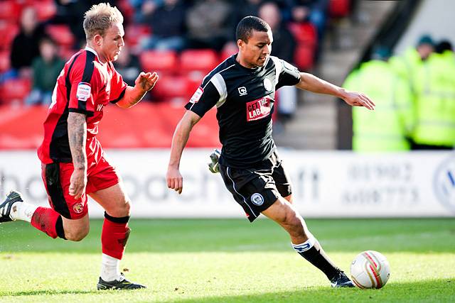 Walsall 0 - 0 Rochdale<br \>Joe Widdowson chased by Richard Taundry