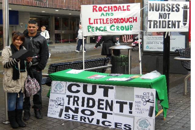 Ziyda Parveen and Mohammed Sameer signing the ‘Scrap Trident’ petition in Yorkshire Street