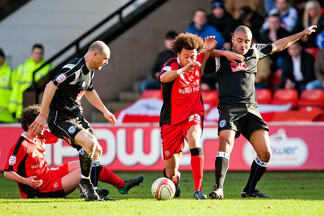 Walsall 0 - 0 Rochdale<br \>Jason Price tussles with Marcuss Holness as Gary Jones joins the fray