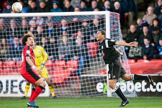 Walsall 0 - 0 Rochdale<br \>Joe Widdowson heads as Jason Price watches