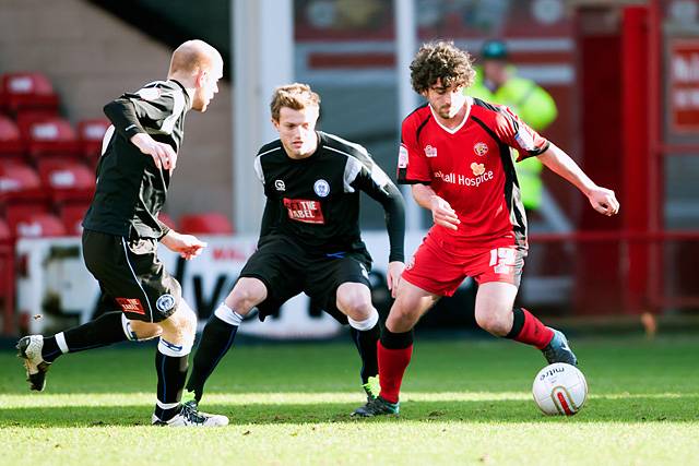 Walsall 0 - 0 Rochdale<br \>Will Grigg with Jason Kennedy and Scott Wiseman in close compant