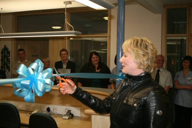 Soap star unveils new in-patient facility at hospice 