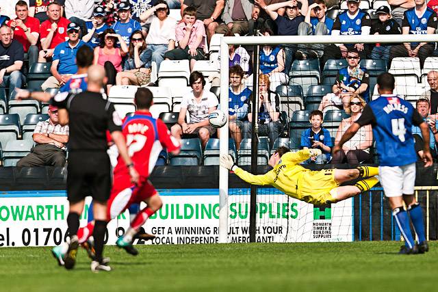 Rochdale 2 - 3 Carlisle United<br \>Fon Williams dives but can't stop Carlisle's equaliser