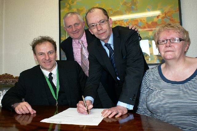 Councillor Greg Couzens, Councillor Ashley Dearnley, Councillor Colin Lambert, Councillor Irene Davidson sign the election plegde