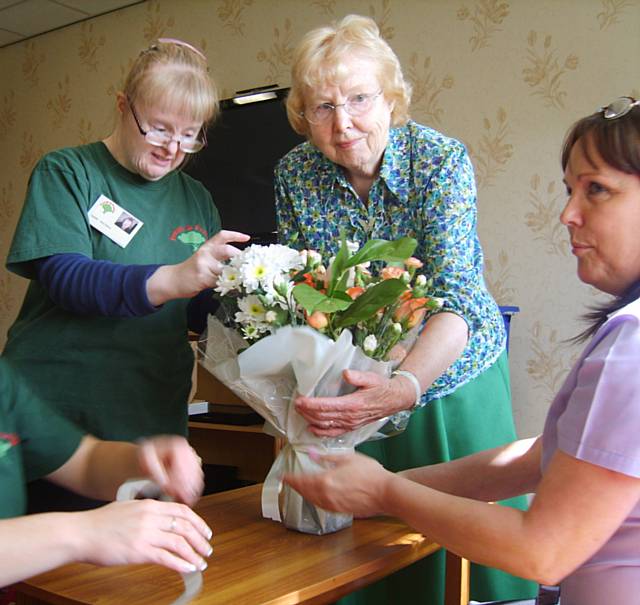 Tenants at the Fieldway scheme watched a demonstration by Fresh 'n’ Fruity after which they had the opportunity to make their own hand tied fresh flower arrangement
