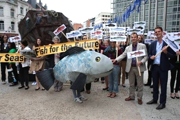 MEPs and others demonstrating outside the offices of the European Commission