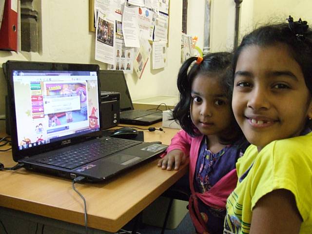 Rozanna and Aarona making the most of the computer facilities during the Cross Quays Cafe session