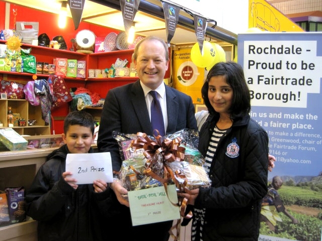 Simon Danczuk, presenting the first prize, a hamper of Fairtrade goods, to Urooj Azmat, and a Fairtrade voucher to Zain Malik