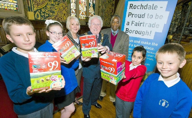  James Burton, Alkrington Primary;  Jasmin Simpson, St Edward's; Manoor Sheraz, Ashfield Valley Primary and Oliver Bray, Healey Primary with Joseph Cheruiyot and the Mayor and Mayoress of Rochdale 