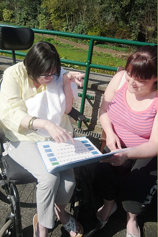 Donna Duffy uses her letter board with Danielle Turner, Honresfeld’s volunteer coordinator 