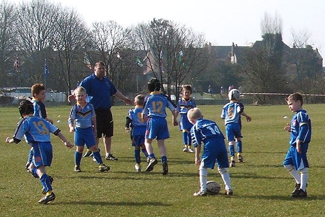 Mayfield Under 7s play the ball