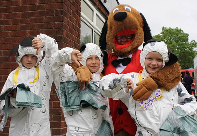 Wardens give the thumbs down to dog fouling