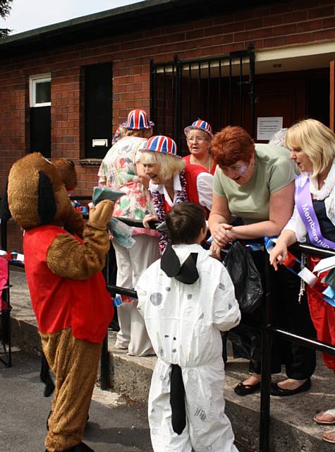 Wardens give handing-out waste sacks and info leaflets