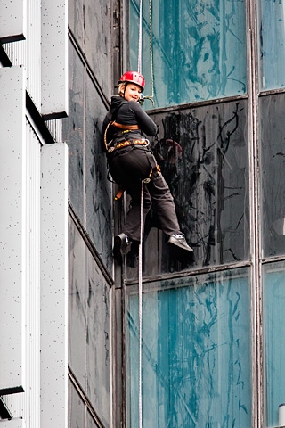 Samantha Stott<br \>Black Box Abseil 