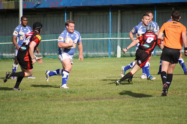 Aidan Gleeson powers through the defence