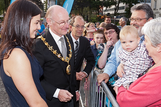 Keri-Anne Payne, with Mayor James Gartside and Council Leader Colin Lambert, meets the crowd