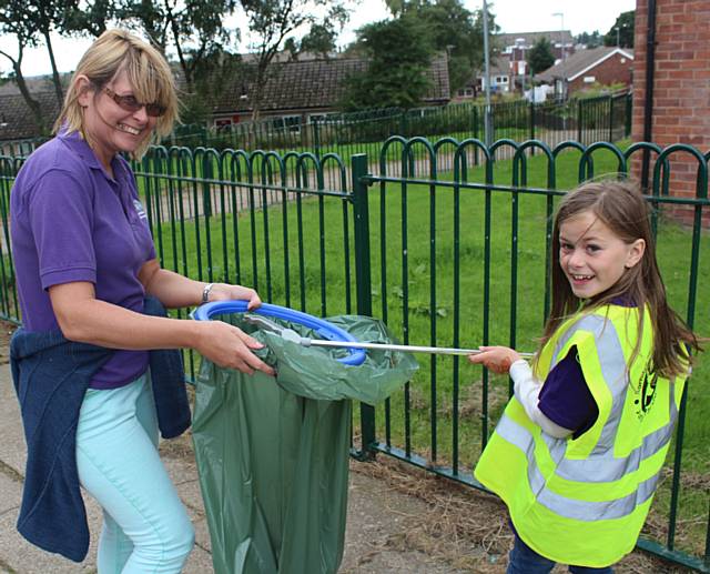 Nickie helping out the Smallbridge RBH Junior Wardens with a community litter pick