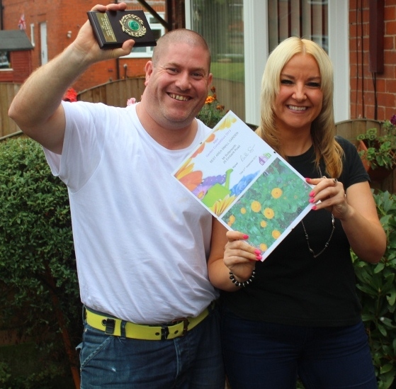 Wayne Butterworth and Lisa Smythe with the trophy and certificate