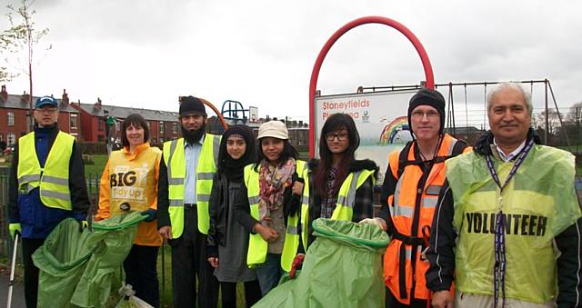 Members of the Rochdale Environmental Action Group (REAG) joined Deeplish residents, youths and the Milkstone & Deeplish Area Forum to clean the play area and park