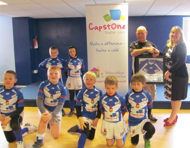 Mayfield under 8s with Ian Kershaw presenting framed shirt to Yvette Schemet from Capstone Fostercare