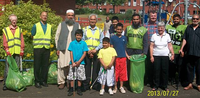 Rochdale Environmental Action Group (REAG) and King Street East Residents Association (KESRA) join hands for a clean up 