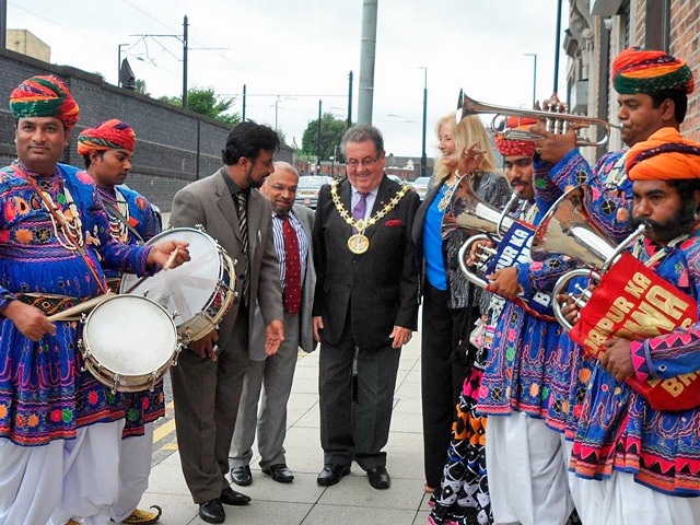 Mayor Peter Rush and Mayoress Monica Rush being welcomed by the Kawa Band<br />Arts for Health and Wellbeing Summer Fun Event