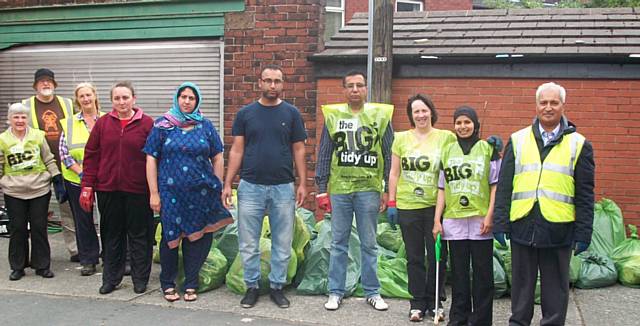 REAG & residents join hands to clean back alleys