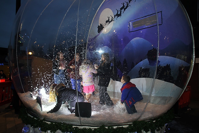 Middleton Christmas lights switch on<br />Giant snow globe