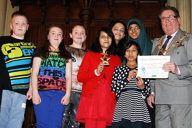 Lower Falinge Junior Wardens receiving the Group Contribution award from Mayor Peter Rush