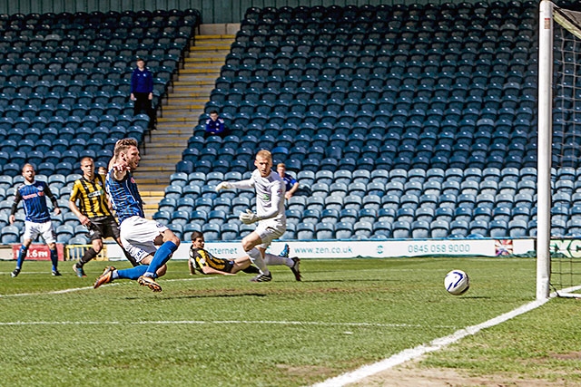 Rochdale v Southend United