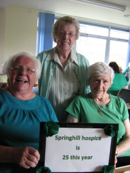 Darnhill Library goes green for hospice 
