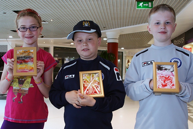 Caitlin O'Mahoney, Jack Lowe and James Lowe with their 3D photo frames