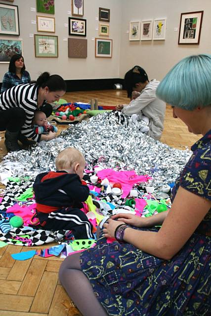 Touchstones Rochdale creative baby play project ‘Baby Play Baby Do’

