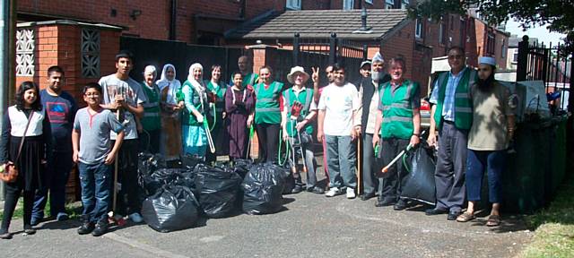 Residents from Dunster Avenue, Deeplish with REAG members 