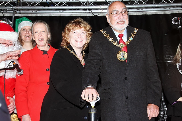 Mayor Surinder Biant and Mayoress Cecile Biant switch the Christmas lights on watched by Liz McInnes MP