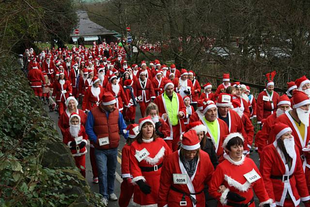 Over 600 Santa's at the Springhill Hospice Santa Dash or Dawdle 