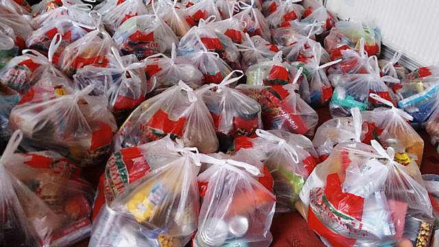 100 food parcels for Rochdale from the Alkhair Foundation and Bolton Council of Mosques 