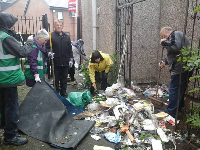 Rochdale Environmental Action Group and the residents of Ipswich and Maldon Street clean their back-alley