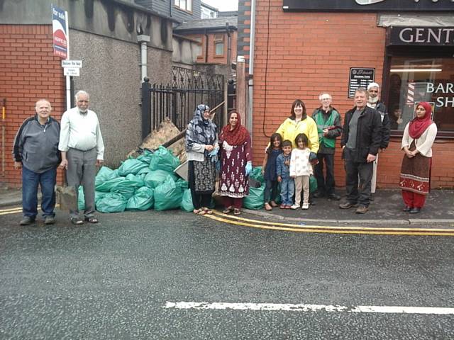 Rochdale Environmental Action Group and the residents of Ipswich and Maldon Street clean their back-alley