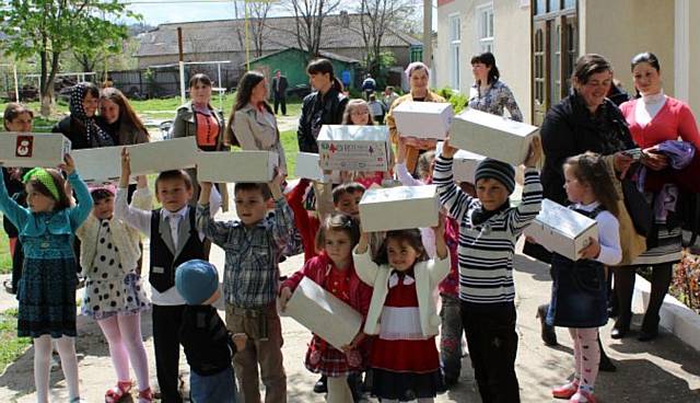 Children receiving shoe boxes in Moldova